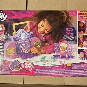 My little pony hood to heart musical melody set missing Pipp character.